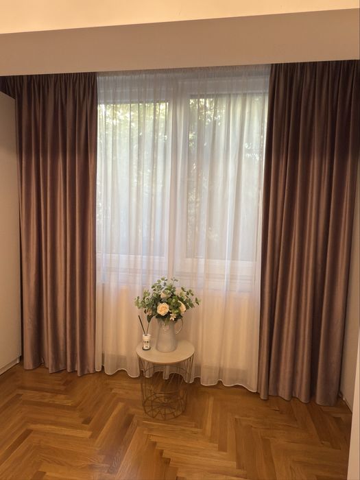 Vând draperie roz plamaniu si perdea alba