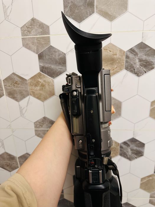 Видеокамера Sony DCR-VX2100E