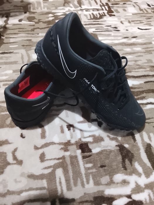 Vând papuci de fotbal Nike pe negru mărimea 41