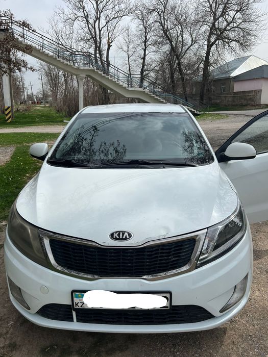 Автомобиль KIA RIO 2014 год