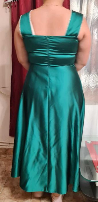 Красива зелена рокля !
