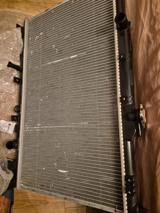 Продавам радиатор за CRV 2 2.0 ръчка.