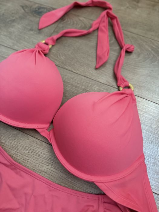 Бански - цвят корал с повдигащ ефект