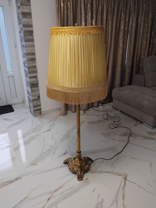 Superb lampadar vechi din bronz masiv,din perioada interbelică.