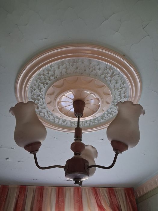 Классическая трехрожковая люстра (с плафонами-тюльпанами)