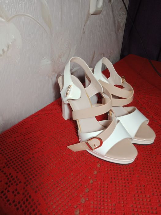 Продам женские босоножки.