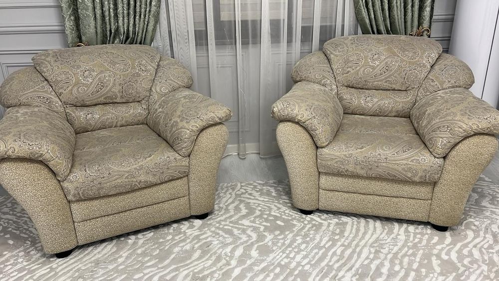 Диван с двумя креслами