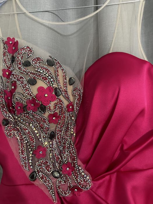 Rochie de ocazii purtata ca nasa