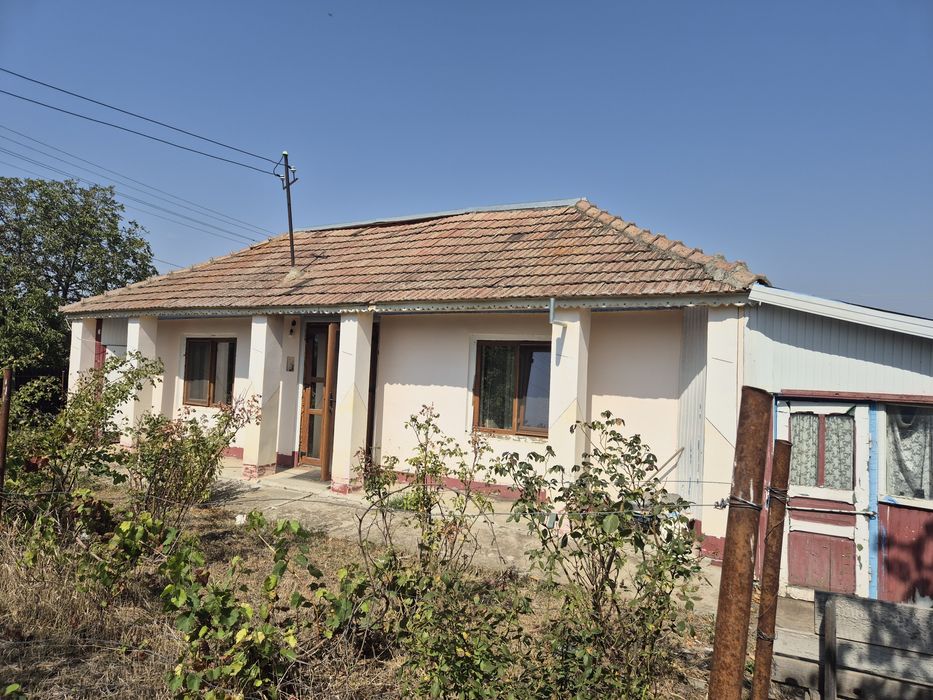 Vând casă la țară