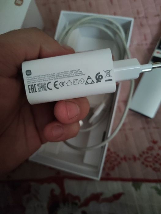 Продаётся оригинальное зарядное устройство 33W