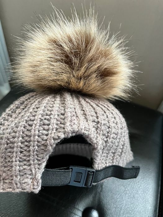 Детска шапка с козирка и помпон