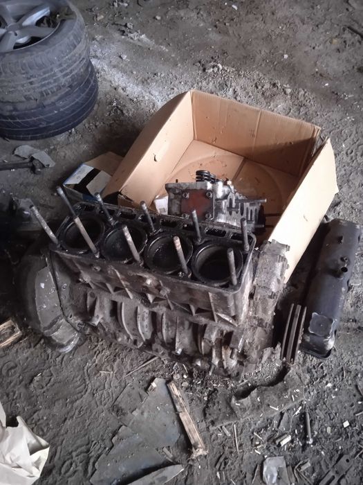 газ волга 2410 .