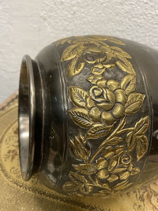 Голяма английска посребрена ваза с релефни елементи от месинг