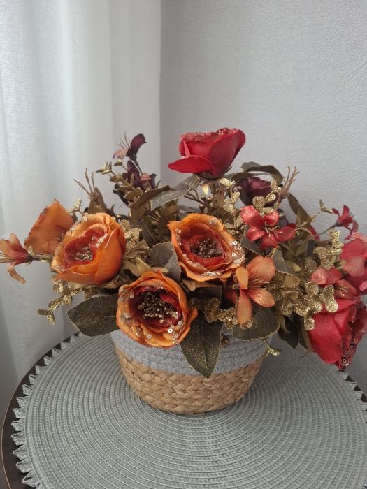 Цветы искусственные в корзине