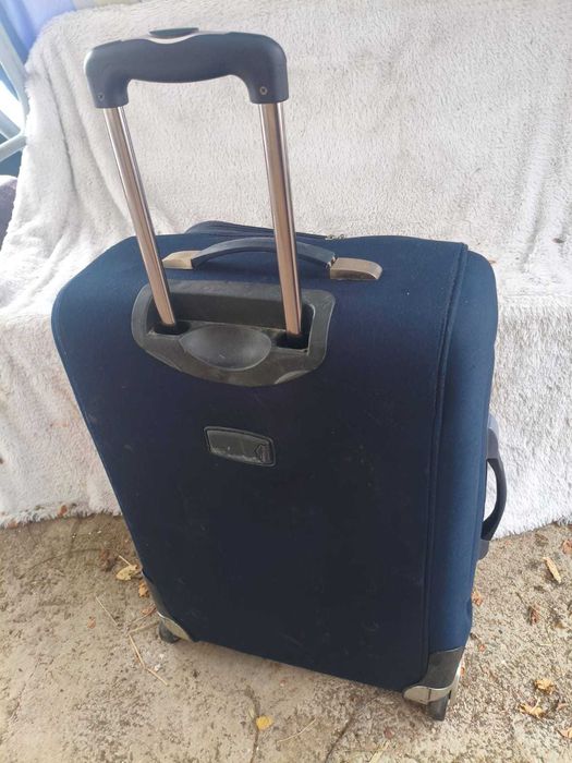 чемодан темно-синий хороший и крепкий
