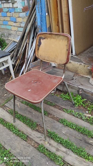 Кресло и стулья.