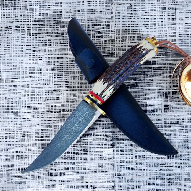 ловен нож с дамаска шарка и рогова дръжка  подходящ за ловец туризъм