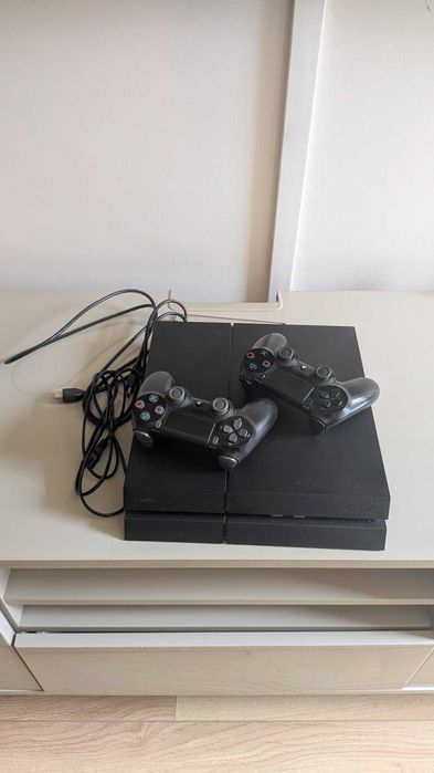 PS4 500 GB с 2 контролера
