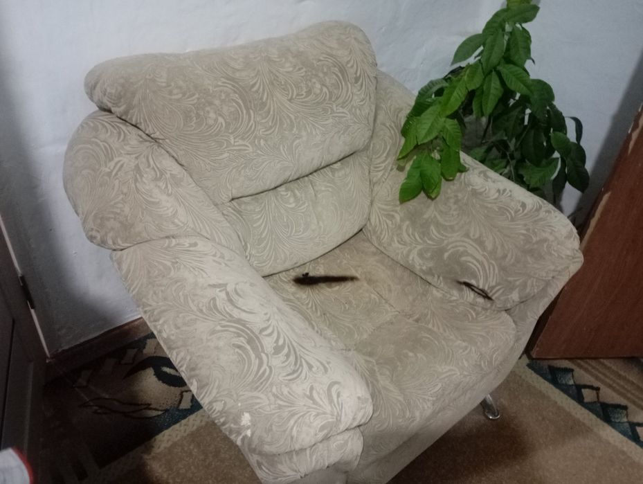 Продам тройку диван диван поменьше и кресло