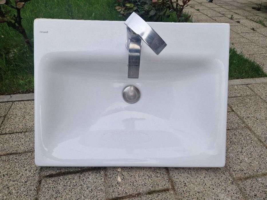 Obiecte sanitare baie: Cadă cu hidromasaj, chiuvetă cu mască (sertare), oglindă