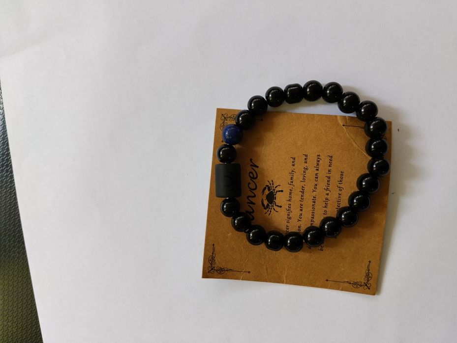 Стилен мъжки часовник с метална каишка.