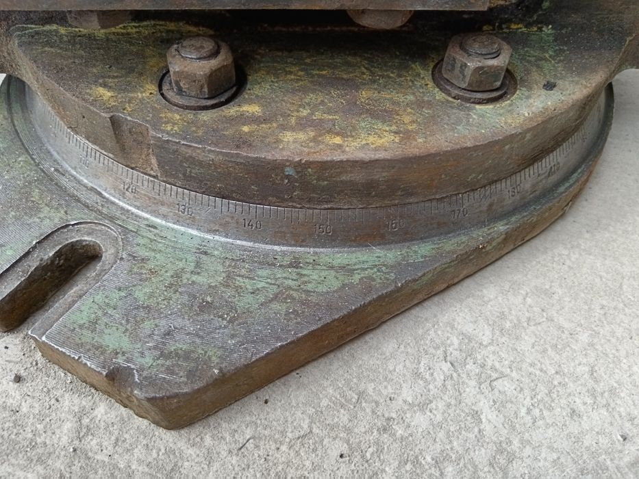 Станочные тиски со шкалой.