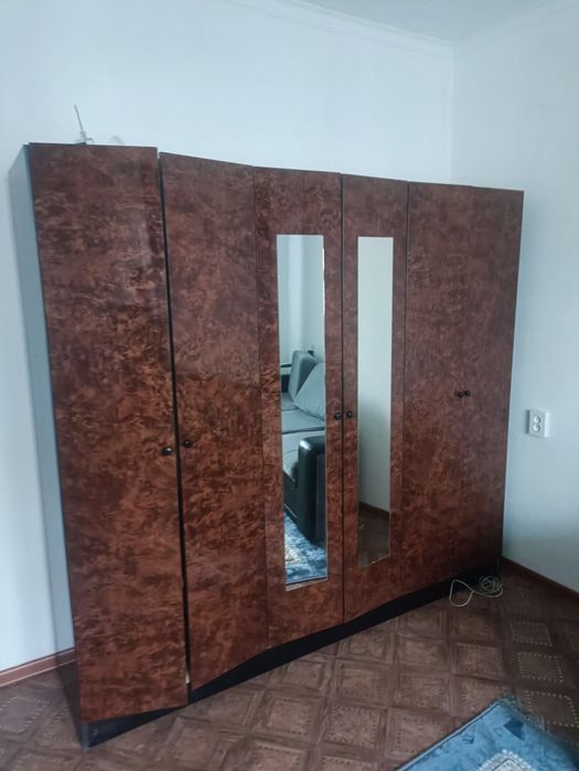 Шкаф трёх секционный