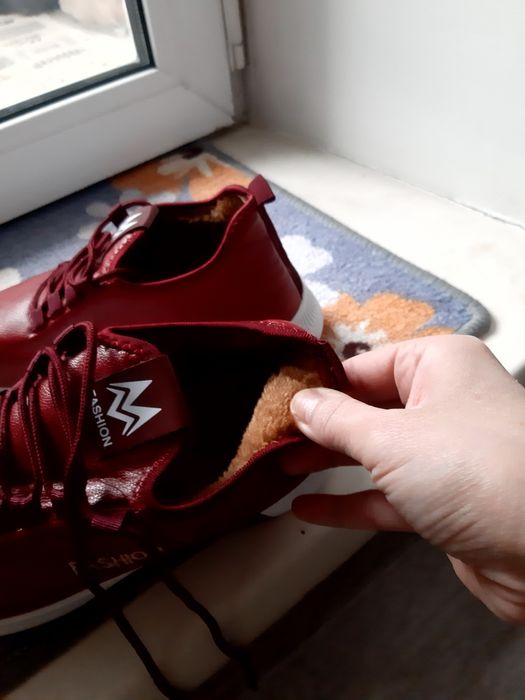 Срочно новые утепленные кроссовки