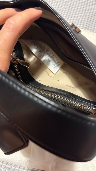 Чанта GUESS чисто нова