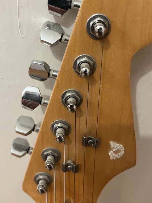 Vand 2 chitare electrica si clasica
