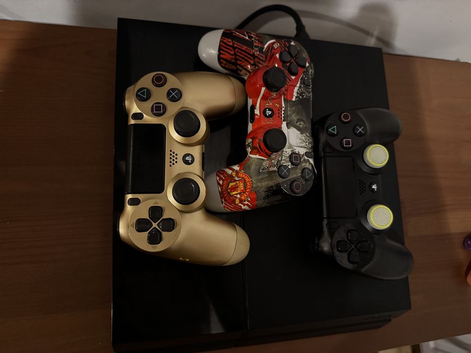 PlayStation 4 (PS 4)+3 controlere
