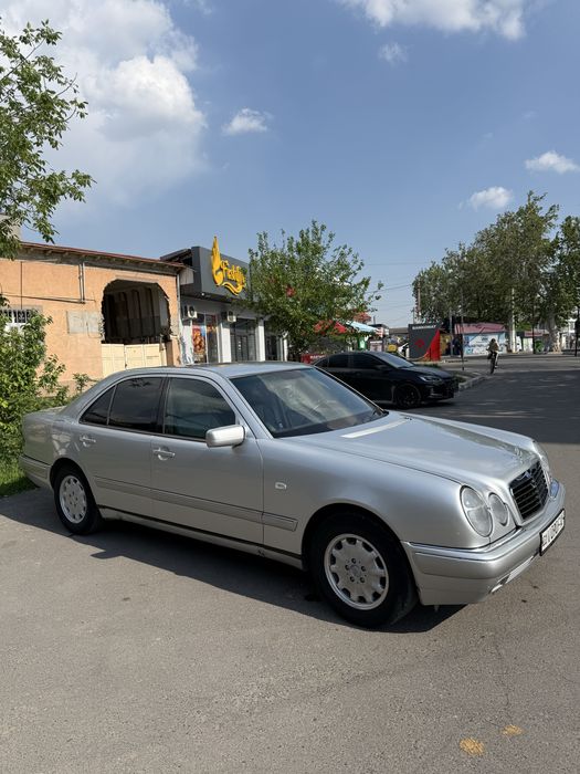 W 210  Mercedes-benz