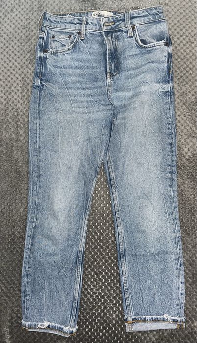 Светлосини дамски дънки с лекоизбелен ефект и прав крачол