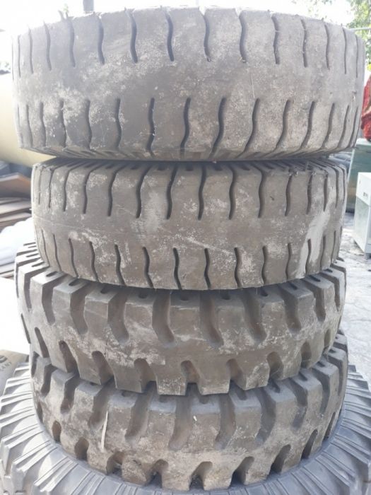 Шины от погрузчика.