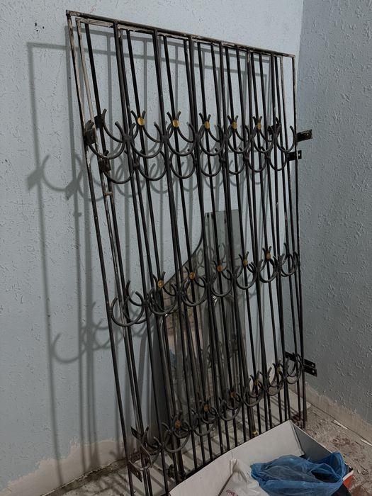 Oynaga temir reshotka sotiladi