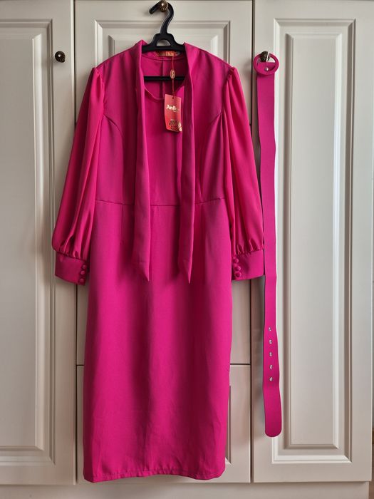 Платье футляр с рукавами-фонариками