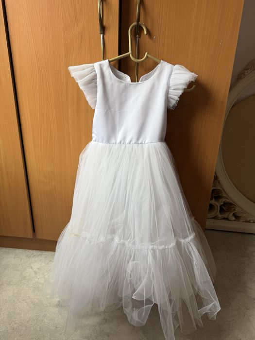 Продам платье бальное , белое,  пышное !