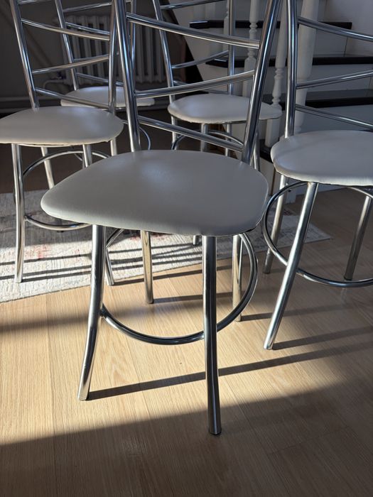 Продам 6 стульев белые