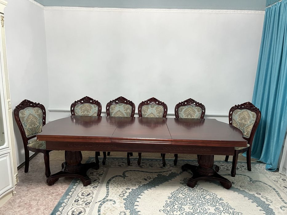 Стол со стульями