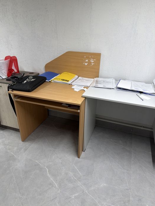 Офисные стулья и столы есть