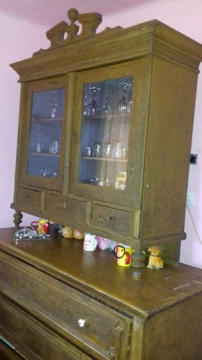 Mobila veche din lemn