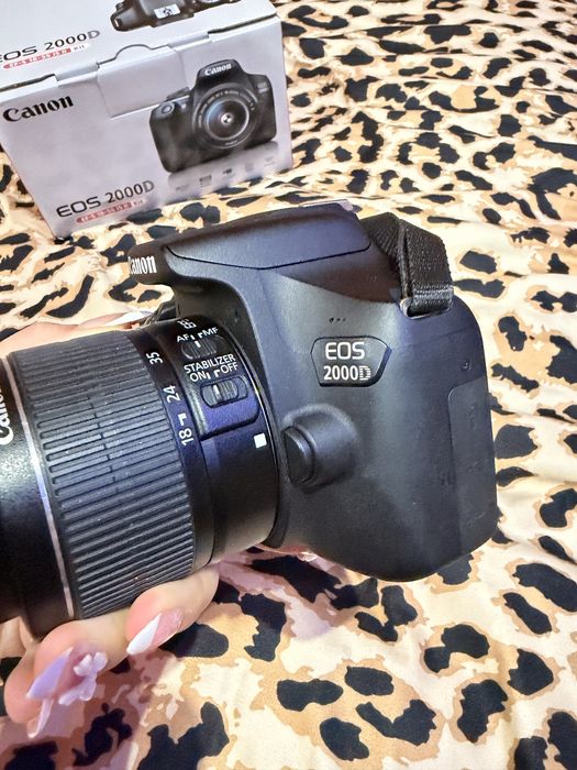 Kit Aparat Foto Canon EOS 2000D