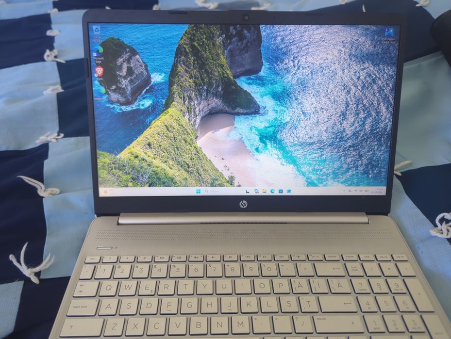 Laptop HP 15s Ryzen 7 5825U 16GB RAM 512G stare excelentăB SSD 15.6" FHD