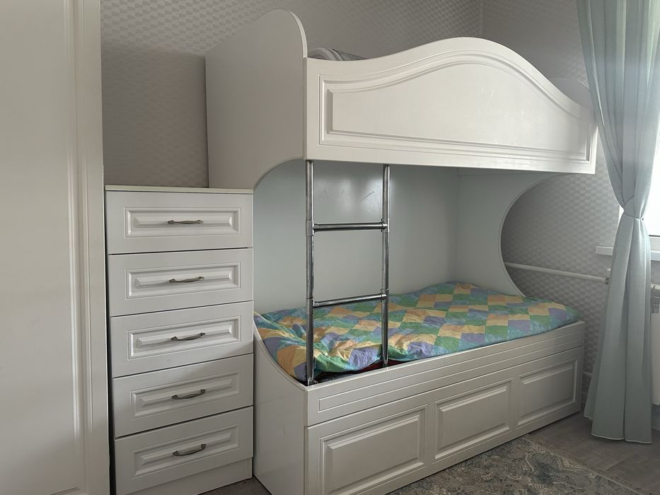 Трехьярусный кровать