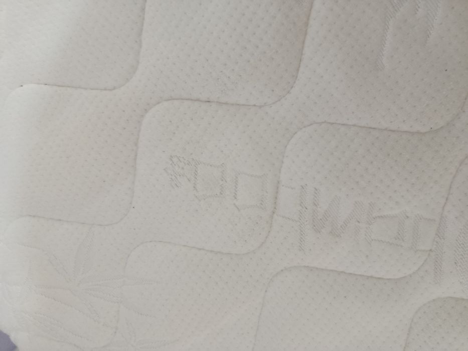 Продавам легло с матрак и подматрачна рамка