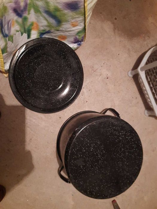 Емайлирана тенджера за готвене с две дръжки и капак