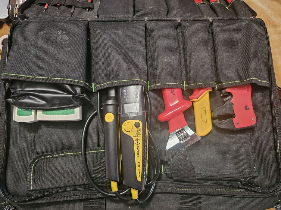 Vand geanta scule electrician complet utilata