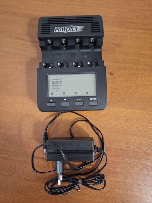 Vând încărcător acumulatori MAHA MH-C9000 powerex