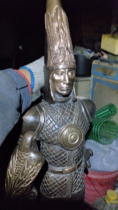 Залотой Человек статуэтка.