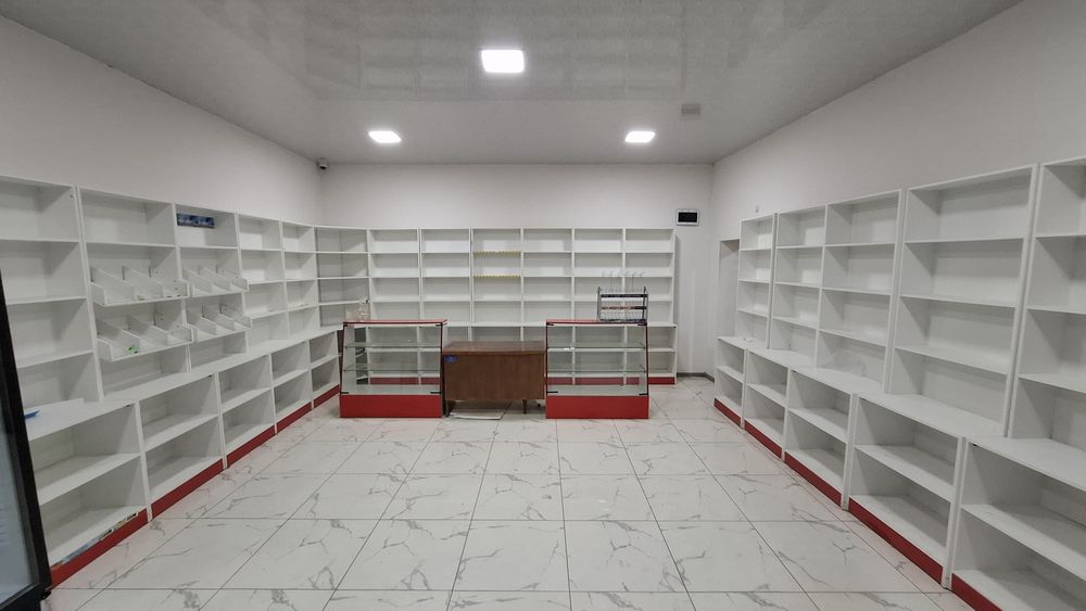 Продаётся комплект магазинных полок с тремя витринами.